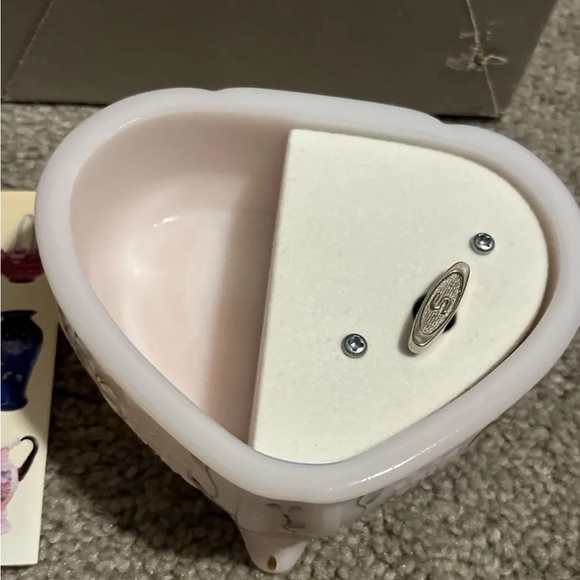 VTG Pink Rosalene Hand Painted Floral Signed FENTON heart music box LIMITED ED - Picture 2 of 4